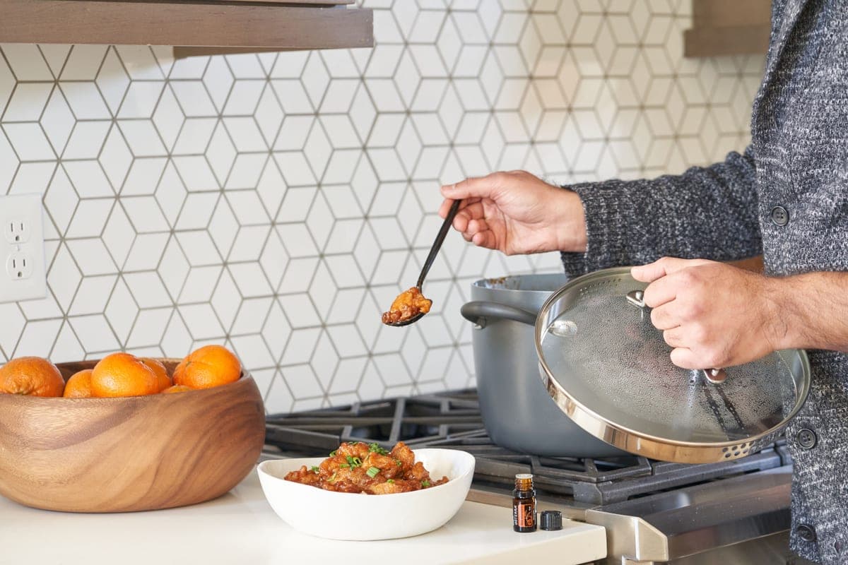 Slow cooker with a glass lid and a stoneware insert